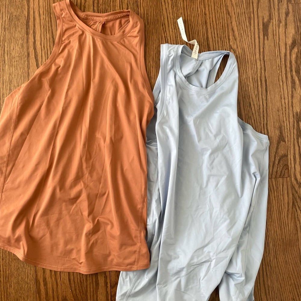 Set of 2 Lululemon tanks - size 6